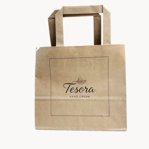 tesoraのロゴ入り手提げ紙袋